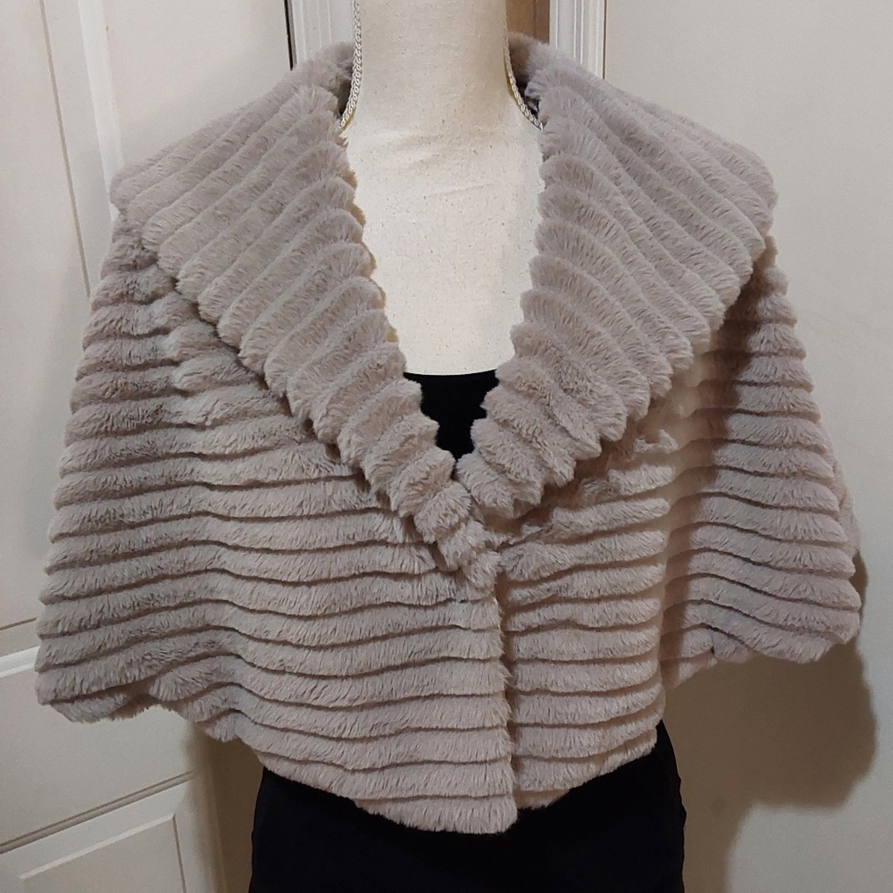 🌺 Like New Park & Main Tan Faux Fur Stole/Wrap/Shawl/Shrug